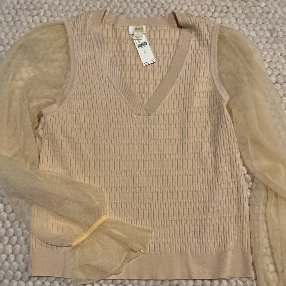 Anthropology cream v neck sweater with pretty arm/wrist area. Xl